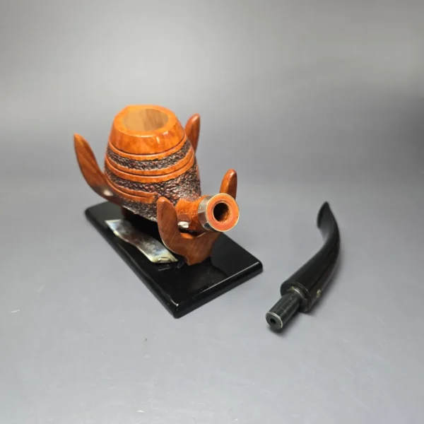 Mastro de Paja 1998 Columbus Day Pipe w/ Stand Estate Briar Pipe, Unsmoked - Image 14