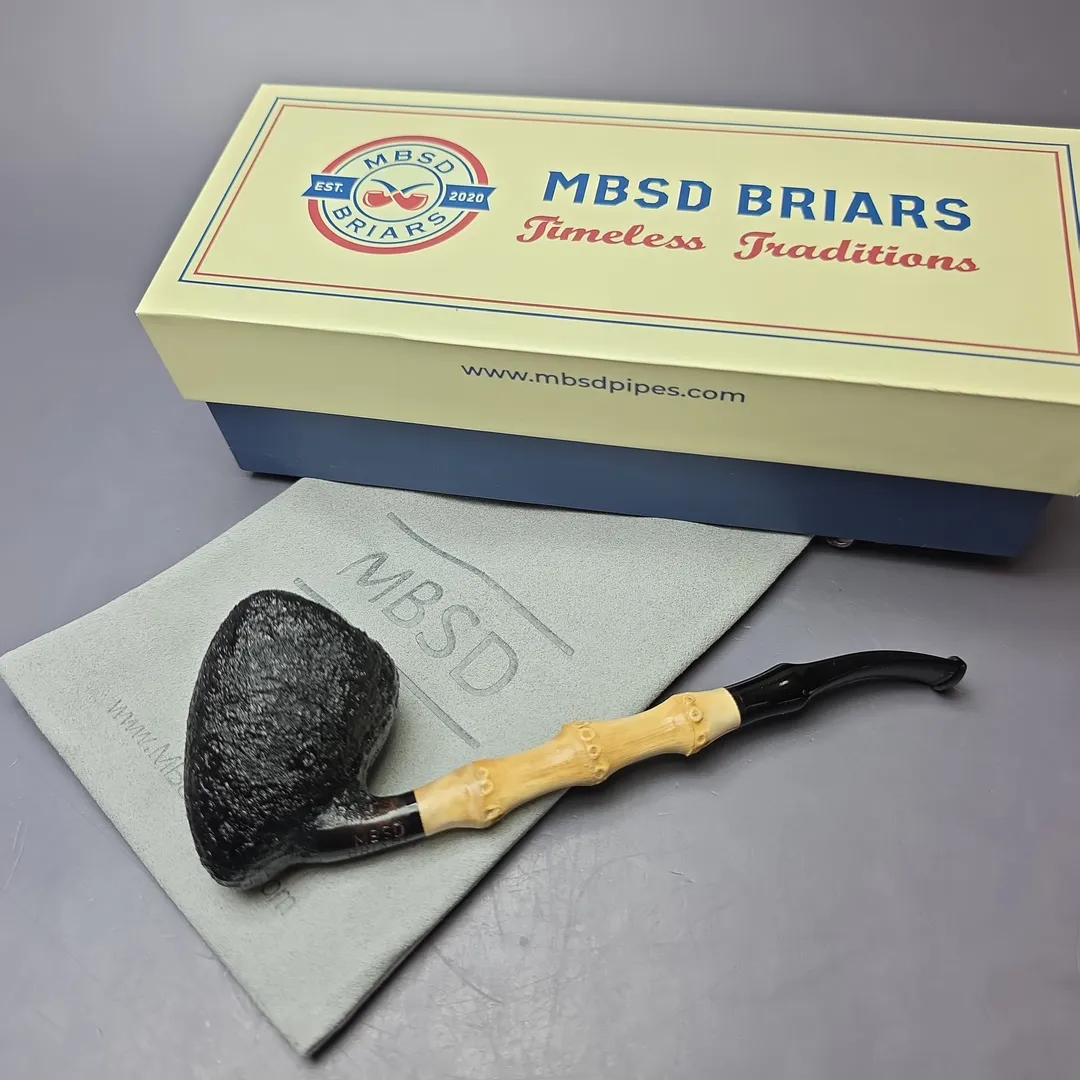MBSD Briars Modern Masters 1 Sandblasted Peewit w/ Bamboo Briar Pipe, New - Image 2
